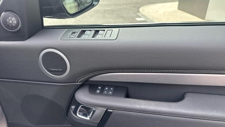 Land Rover Discovery 3.0 D300 Dynamic SE 5dr Auto Diesel Station Wagon